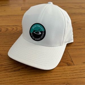 OAKLEY Golf Pro Hat Cap White Made For Everywhere Under The Sun Adjustable NEW